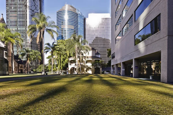 Césped verde grande cubierto por edificios de la ciudad y árboles — Foto de Stock