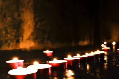 Yanan bir mum ışığında yakın çekim