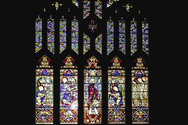 Renkli cam pencere sanat tasarımları bir kilise ile