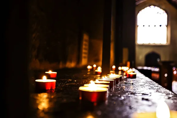 Pequeñas velas parpadeantes en la habitación oscura de cerca —  Fotos de Stock