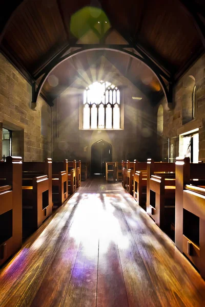 Camera oscura come un castello o una chiesa illuminata — Foto Stock