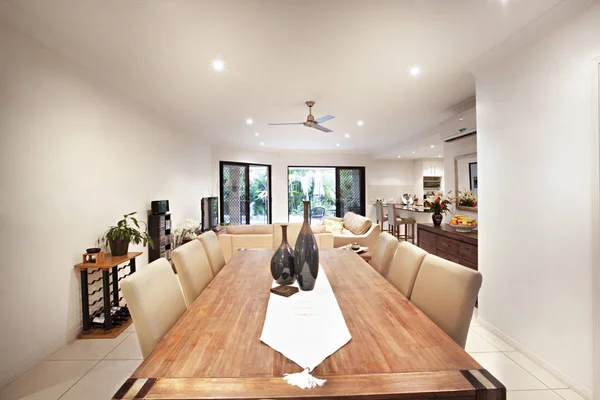 Mesa de jantar de madeira perto da área de estar — Fotografia de Stock