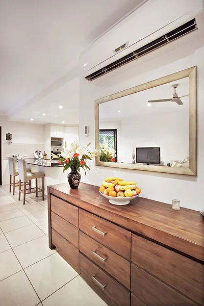 Gran espejo de pared cerca de frutas plato y flores — Foto de Stock