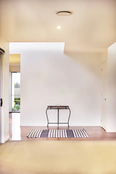 Prázdná místnost s kobercovou podlahu u dřevěné podlahy — Stock fotografie