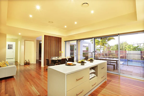 Armario blanco con placas de cerámica y floreros en la habitación . — Foto de Stock