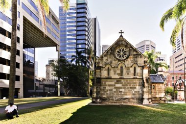 Arkasında bir kilise ve şehir binaların Bahçe