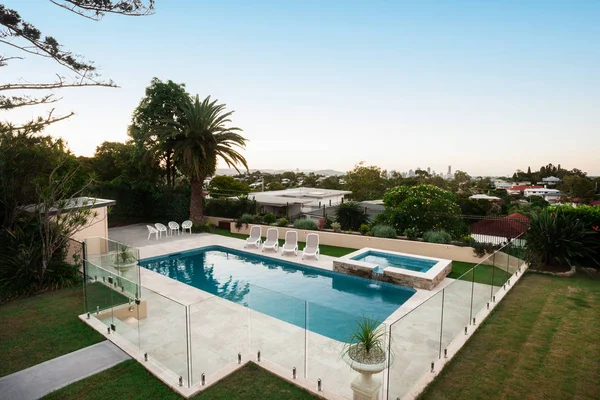 Zona residencial entre los árboles con piscina — Foto de Stock