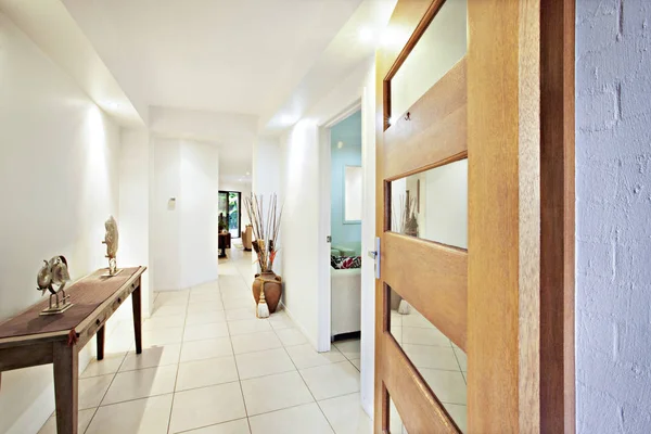 Drewniany stół i drzwi w pobliżu wejścia do domu — Zdjęcie stockowe
