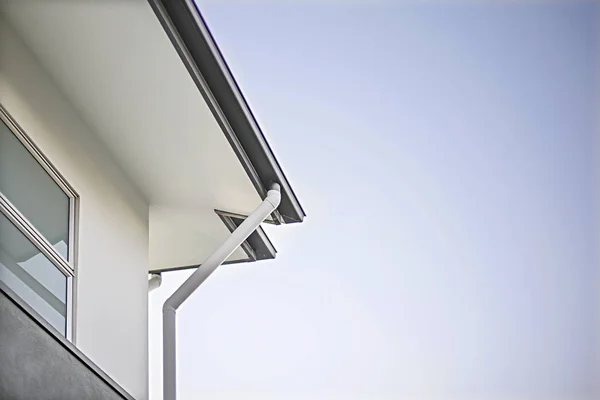 Casa telhado e teto com tubo de drenagem — Fotografia de Stock