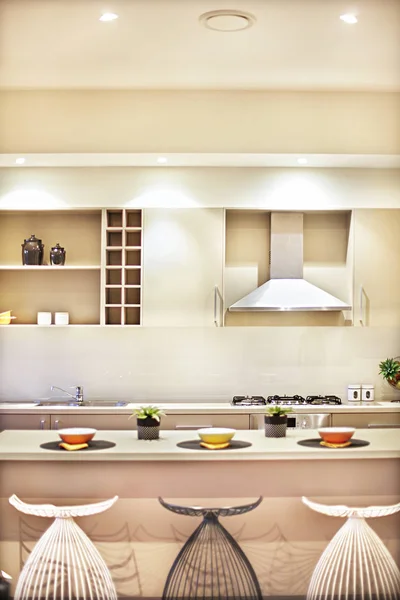 Кухонна плита і кран з раковиною на стільниці — стокове фото