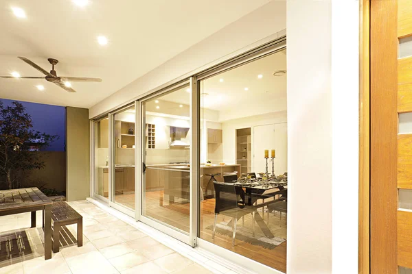 Ingang van modern appartement met glazen deuren en meubels. — Stockfoto