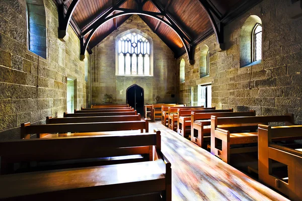 Старий дивлячись церковного кімнаті, освітлені сонячним світлом — стокове фото