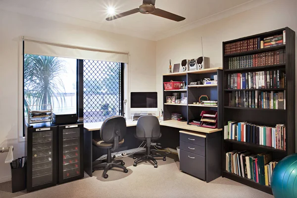 Studeerkamer met boeken en computer — Stockfoto