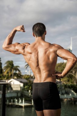 Antrenör bir eli havada duruyor.