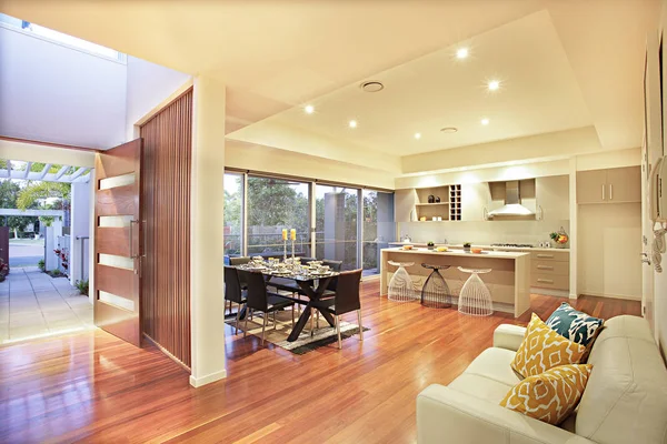 Cocina colorida con instalaciones y suelo de madera . — Foto de Stock