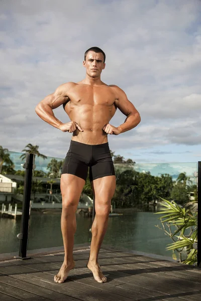 Sterk uitziende bodybuilder staande — Stockfoto