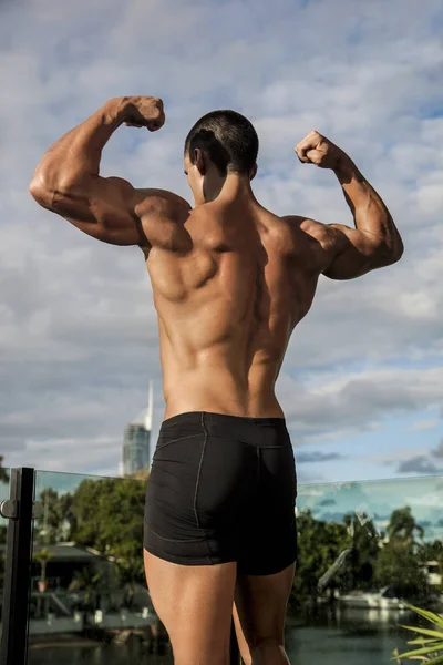 Construtor de corpo bonito mostrando seus talentos — Fotografia de Stock