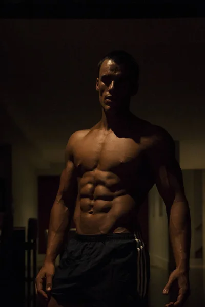 Человек с шестью пакетами и здоровыми мускулами — стоковое фото
