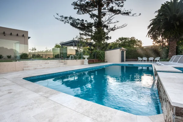 Vista de la piscina de lujo desde una esquina con árboles — Foto de Stock