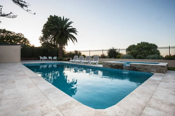 Vista de la piscina de agua de lujo con suelo de baldosa — Foto de Stock