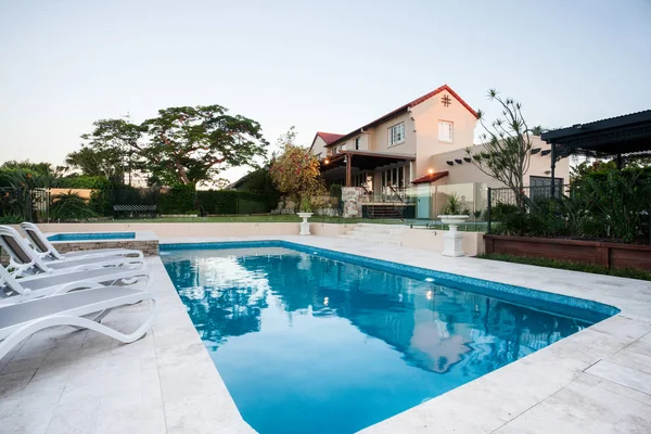 Zwembad close-up naast stoelen modern huis Tuin — Stockfoto