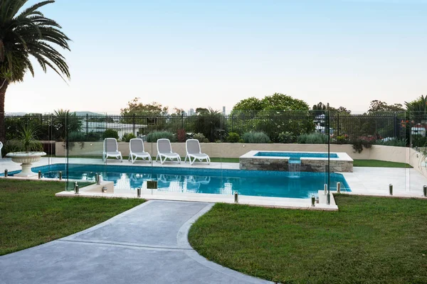 Camino a una moderna piscina a través del césped — Foto de Stock