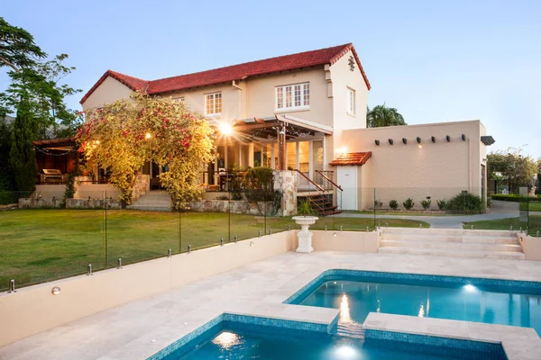 Mansión moderna decorada con objetos naturales como jardín y piscina — Foto de Stock