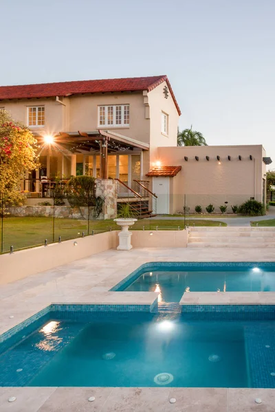 Mansión moderna con luces intermitentes alrededor de la piscina — Foto de Stock