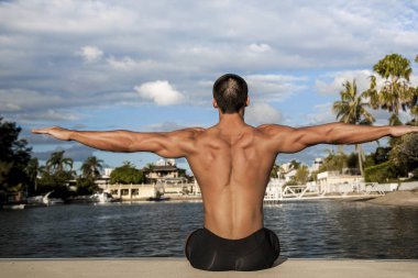 Yakışıklı antrenör sabah güneşinin tadını çıkarıyor.