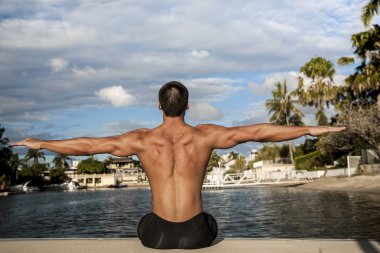 Güçlü antrenör sabah dinleniyor.