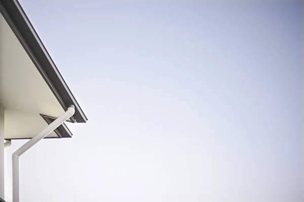 Seitliche Dachansicht eines modernen Hauses mit Abflussrohr — Stockfoto