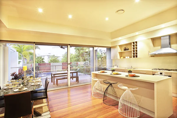 Küche mit teurem Esstisch und grünem Garten. — Stockfoto