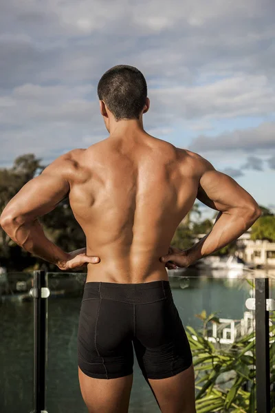 Cilt üzerinde tasarımları olan vücut geliştirici