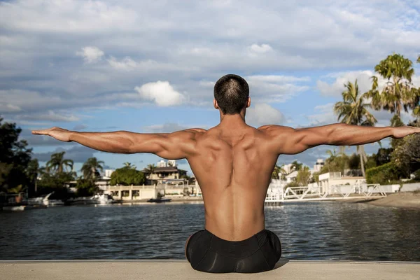 Yakışıklı antrenör sabah güneşinin tadını çıkarıyor.