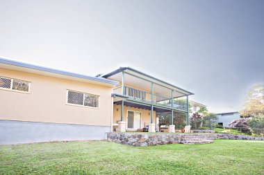 İki kat sayısı ile modern banliyö ev