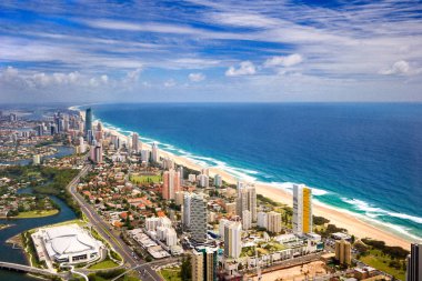Gold Coast şehir dışından görüldüğü gibi okyanus