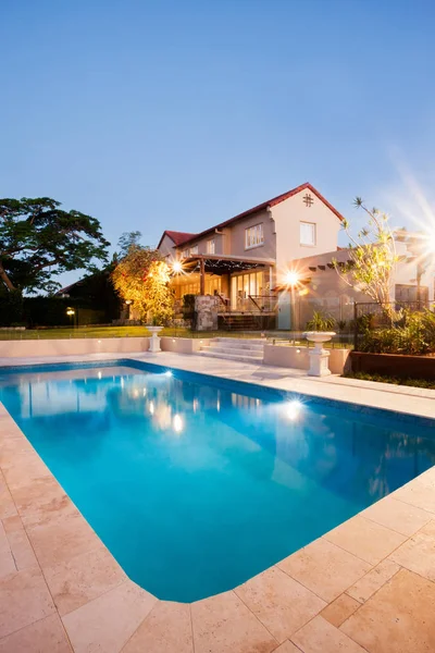 Moderna piscina con mansión por la noche con luces — Foto de Stock