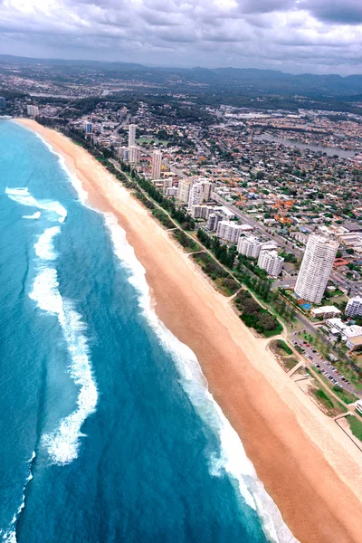 Lunga spiaggia di fronte a una città — Foto Stock