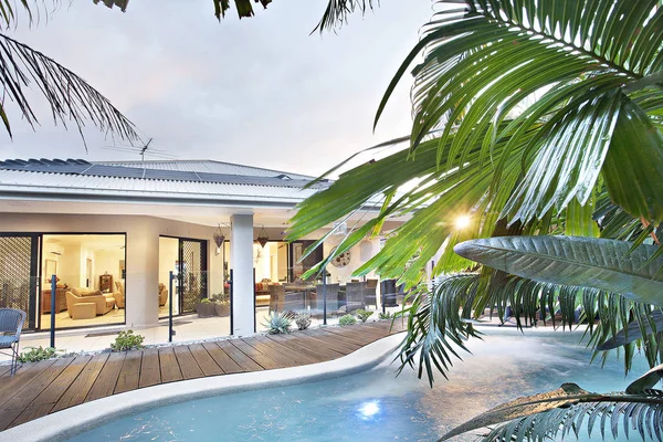 Luxusní Bazén nedaleko moderní byt — Stock fotografie