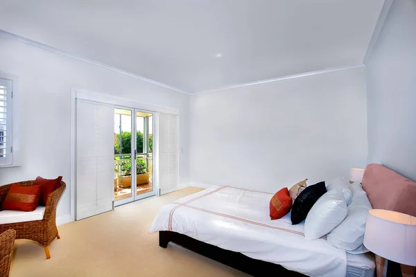 Красивая спальня с балконом — стоковое фото