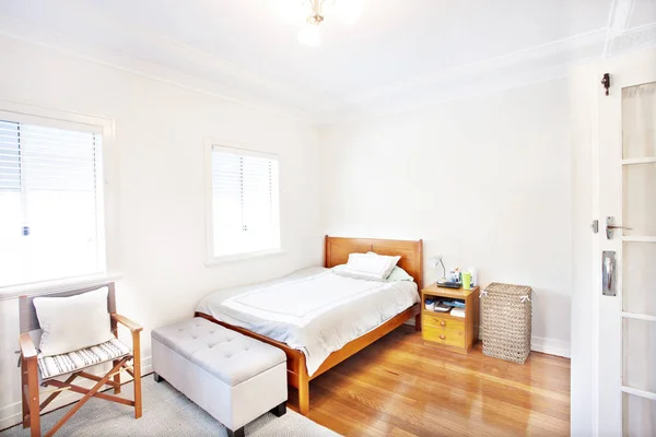 Biały pokój z polerowane podłogi z drewna — Zdjęcie stockowe