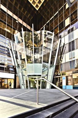 Cam giriş merdivenleri ile Fayanslarda bina.