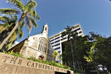 Kilise katedral binalar ve ağaçlar 
