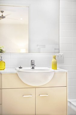 Lavabo ve musluk bir ayna ile duvardaki