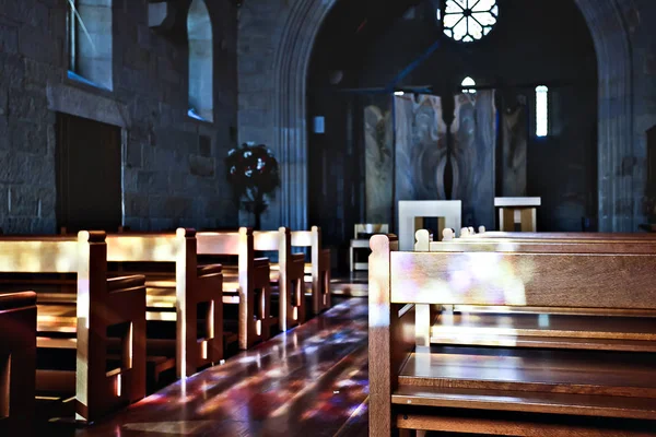 Chiesa sedie in legno da vicino splendente di luce — Foto Stock