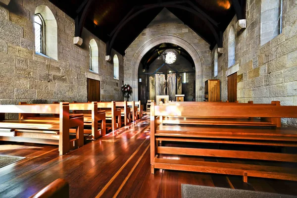 Всередині старої церковної кімнати з дерева — стокове фото