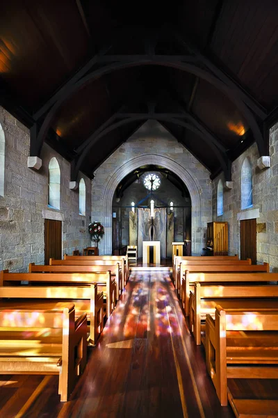 Vecchia chiesa con muri in pietra brillanti di luci — Foto Stock