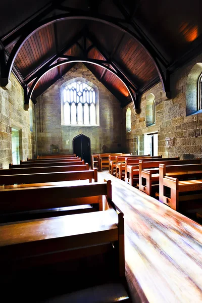 Vecchia chiesa di architettura con pavimento in legno e panche — Foto Stock