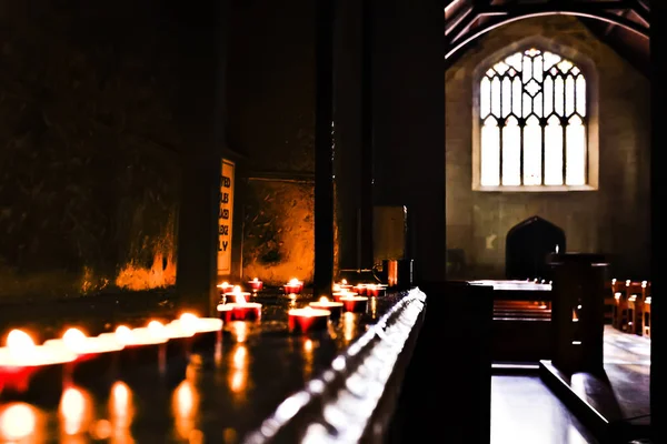 Camera oscura con candele lampeggianti — Foto Stock