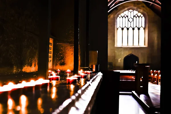 Camera oscura con candele lampeggianti — Foto Stock